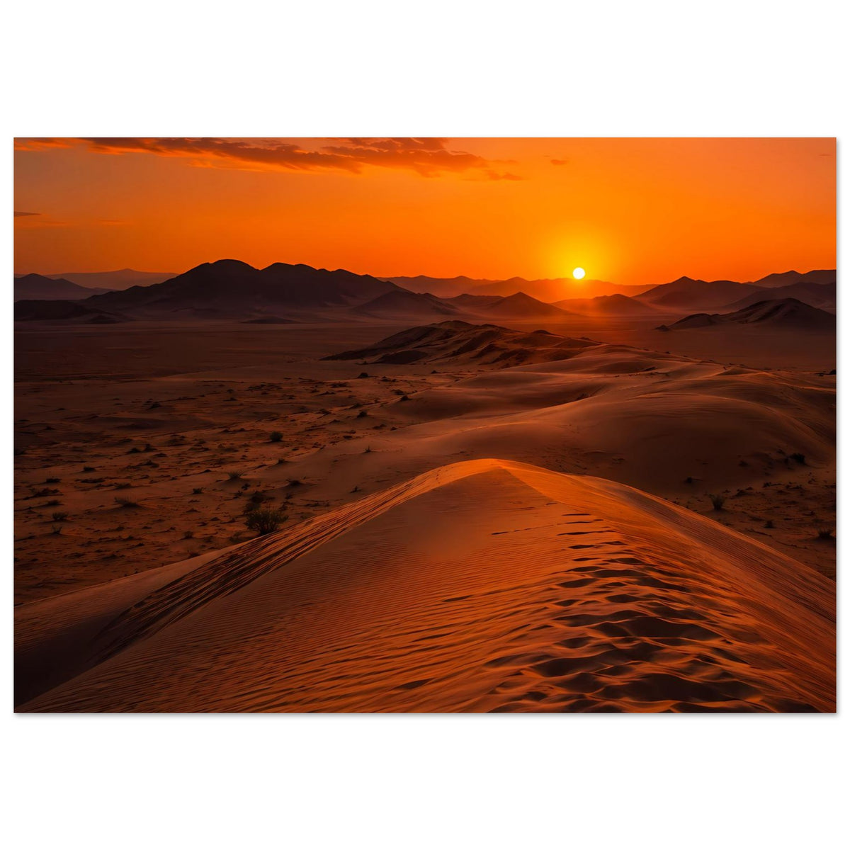 Poster im Querformat: Sanddünen im Abendlicht, orange Sonne über dunklen Bergen