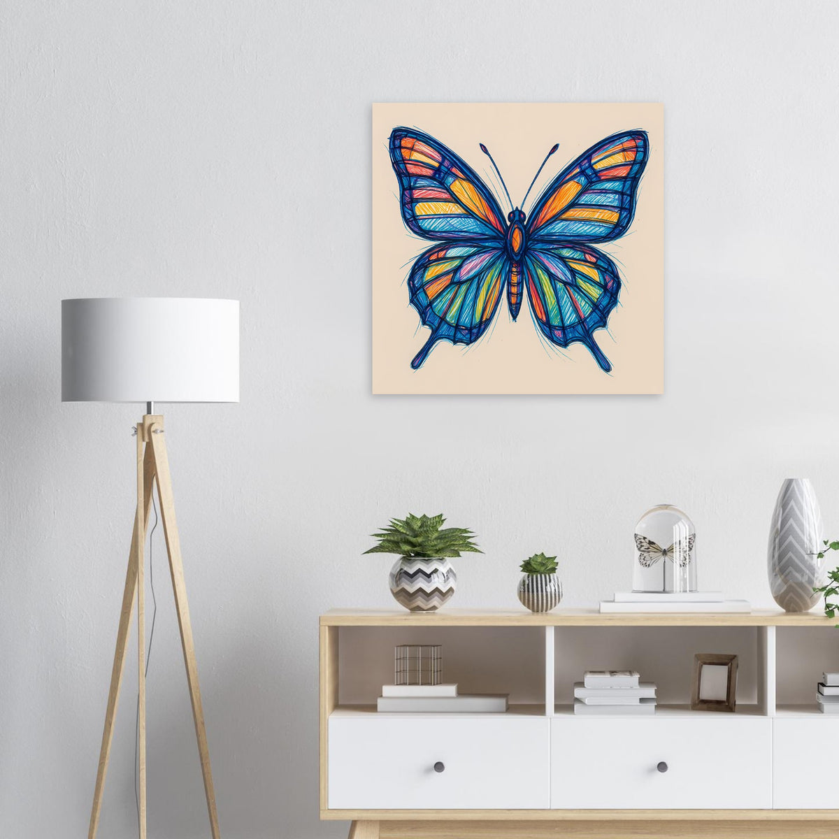 Gerahmtes Poster mit buntem Schmetterling, symmetrischen Flügeln, zentral an der Wand.