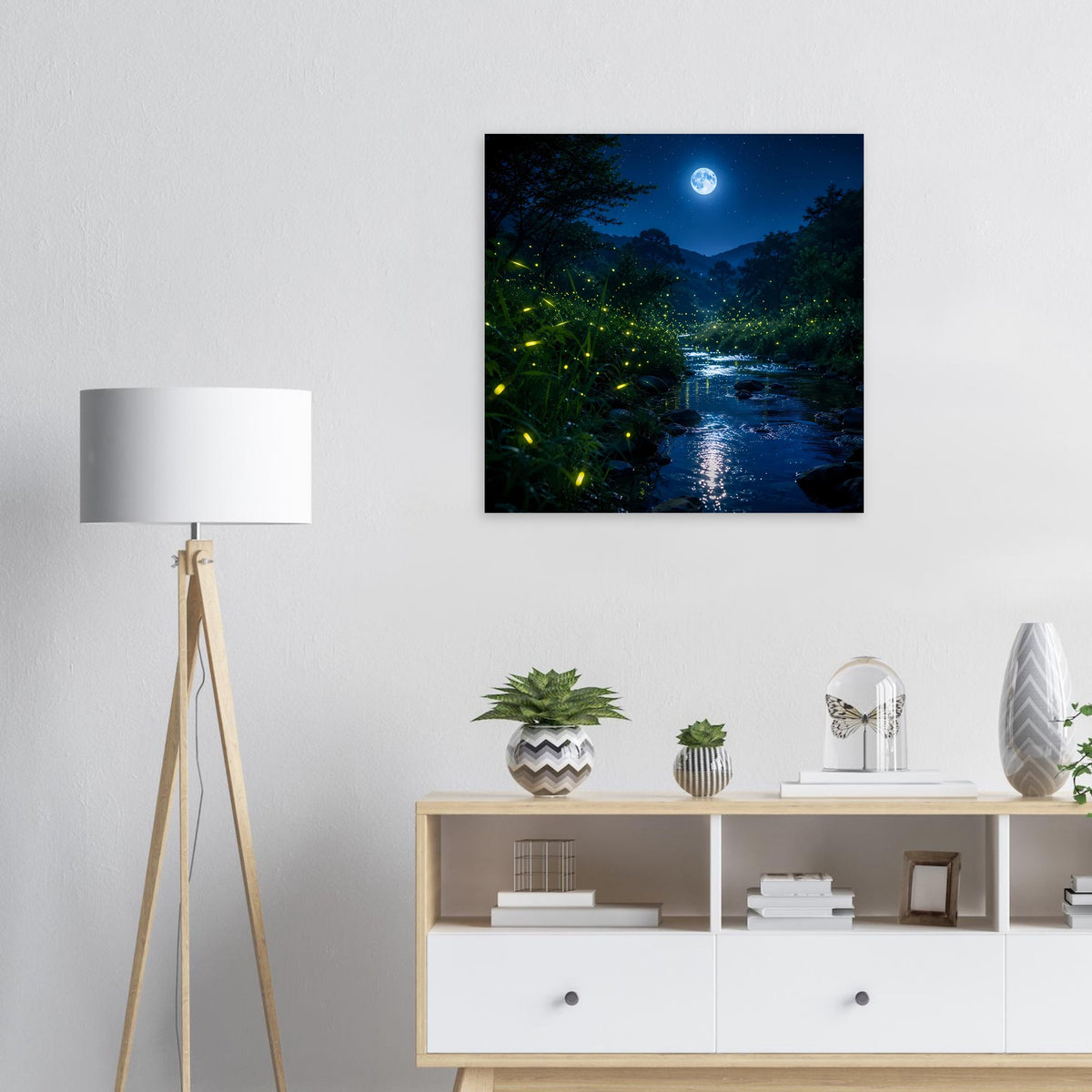 Quadratisches Wandposter mit nächtlichem Fluss, Mondlicht und leuchtenden Glühwürmchen
