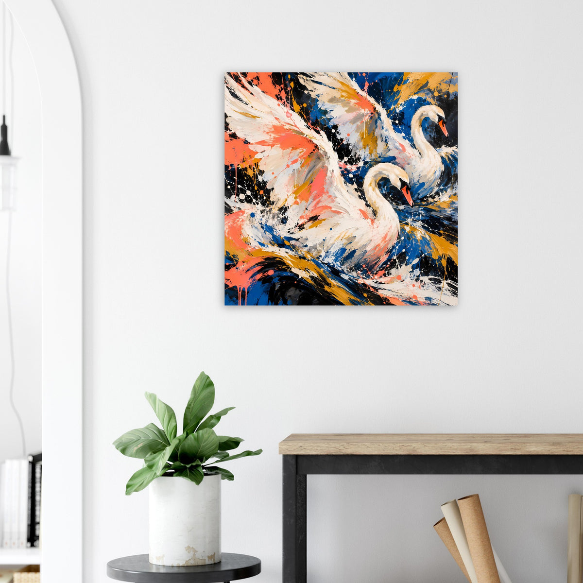 Quadratisches Kunstposter mit Schwanenduo in Koralle, Gold und Blau, abstrakt