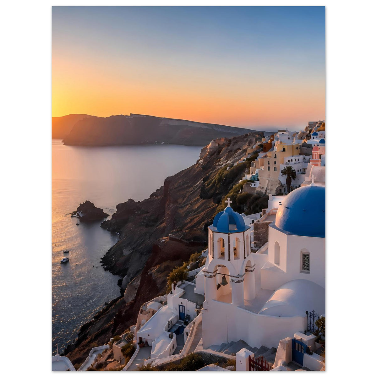 Poster mit weißer Santorini-Kirche und blauen Kuppeln über Klippen am Meer bei Sonnenuntergang