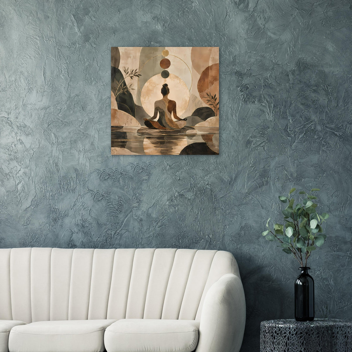 Quadratisches Poster mit Meditationssilhouette, runden Elementen und erdiger Farbpalette