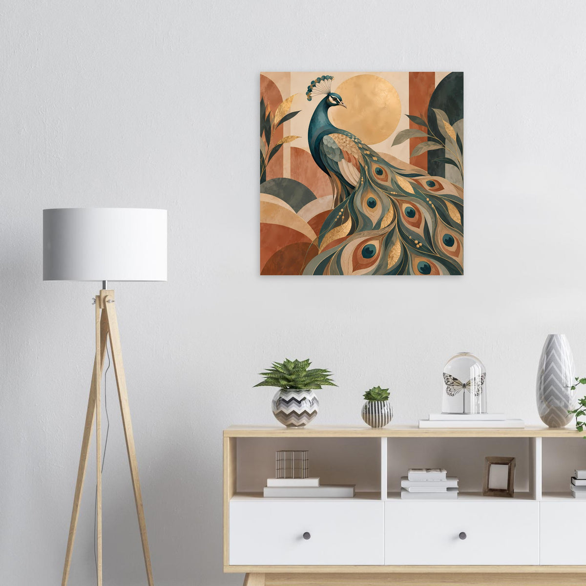 Quadratisches Pfau-Poster in warmen Erdtönen mit goldenem Kreis und Pfauenfedern