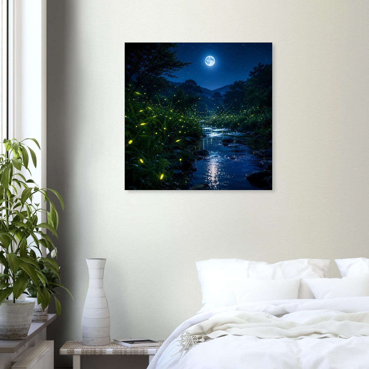 Quadratisches Wandposter mit Fluss bei Mondlicht, Mondscheibe und leuchtenden Glühwürmchen