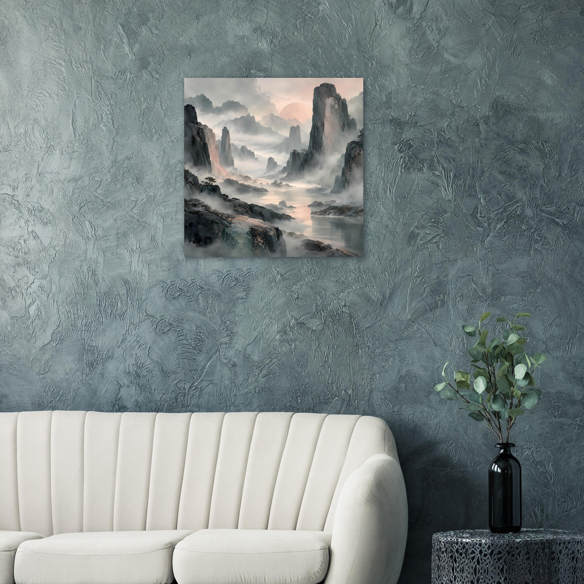 Poster mit Bergpanorama im Nebel, sanfte Farben und ruhige Landschaftsszene