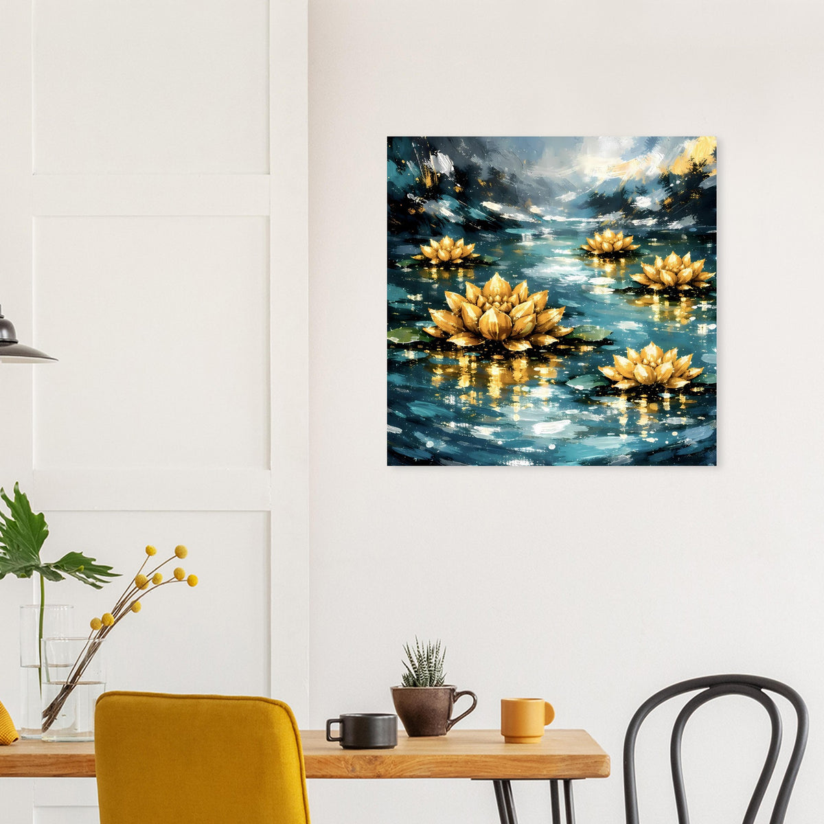 Quadratisches Poster mit goldenen Seerosen, spiegelndem Wasser und hellem Himmelstreifen