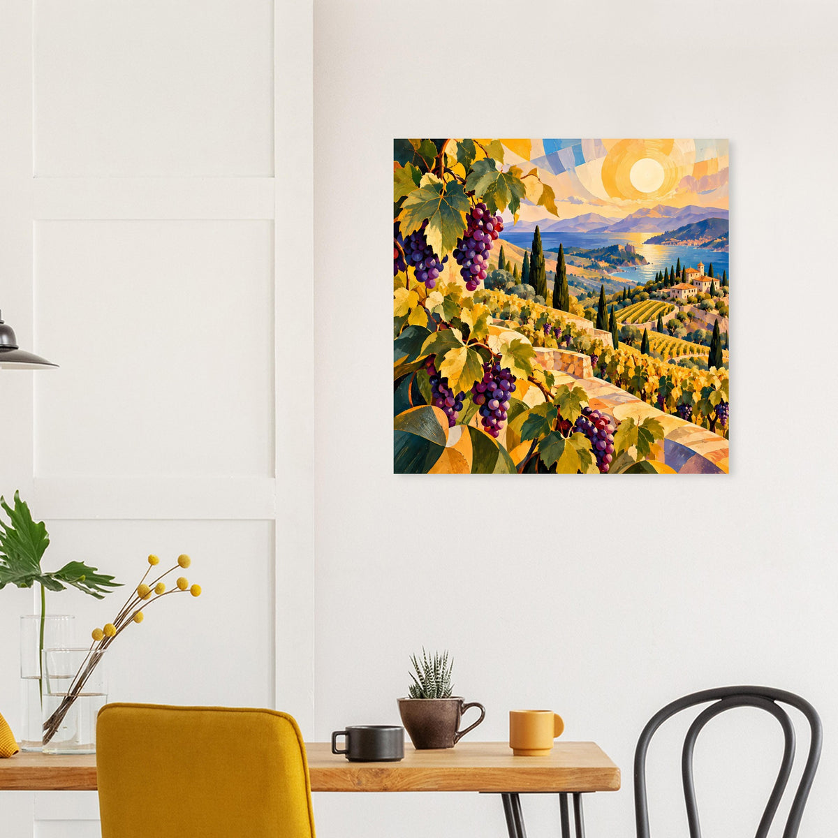 Wandposter mit Weinberglandschaft und Trauben, strahlender Sonne am Horizont