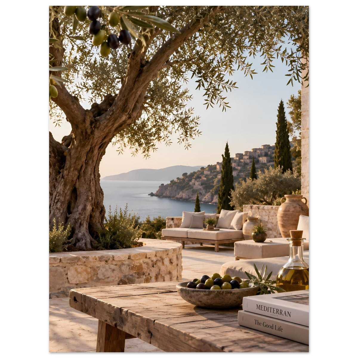 Poster im Hochformat mit Terrasse, Olivenbaum, Meer in der Ferne und Sitzbank