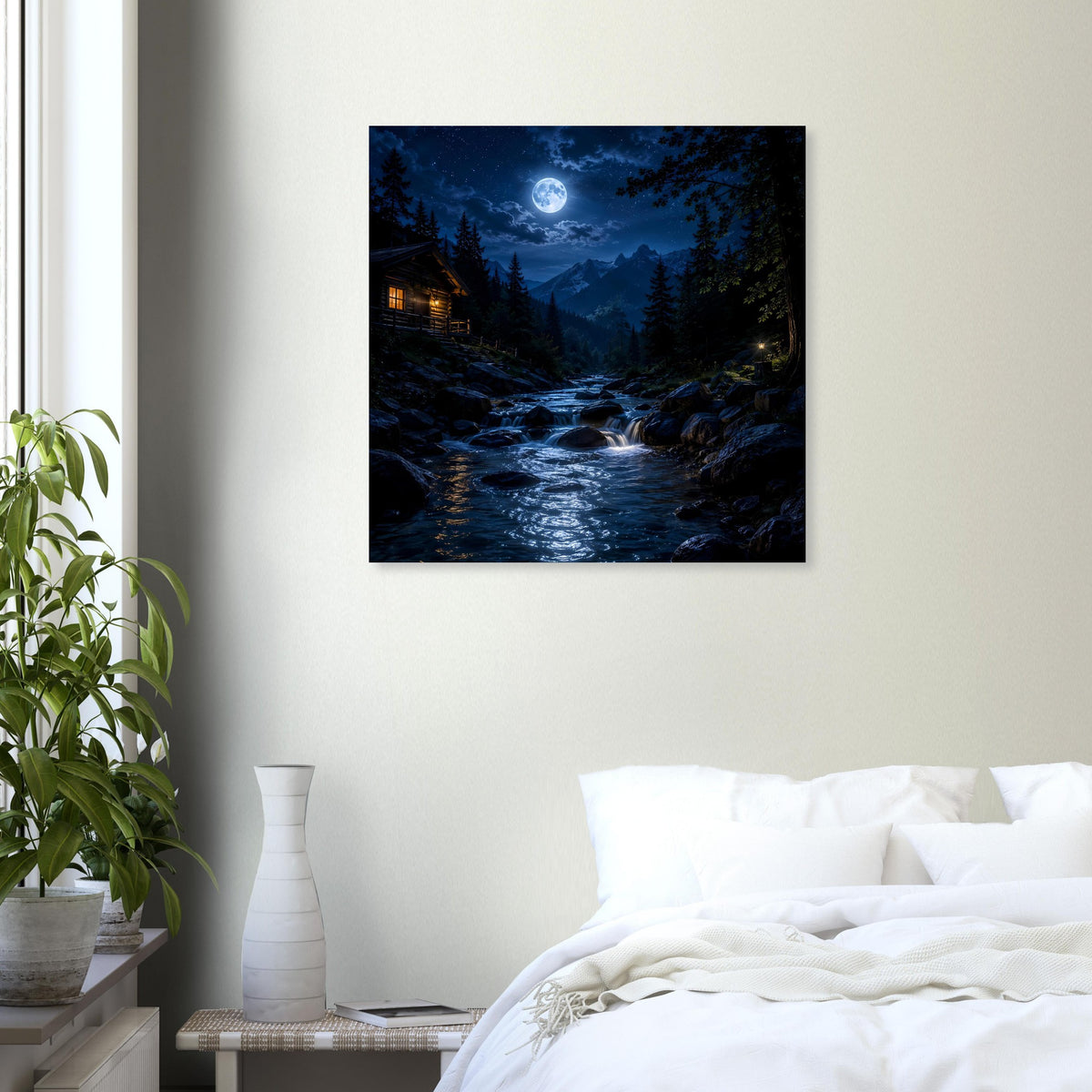 Quadratisches Poster mit nächtlichem Fluss durch Tannen, Mondschein in Dunkelblau