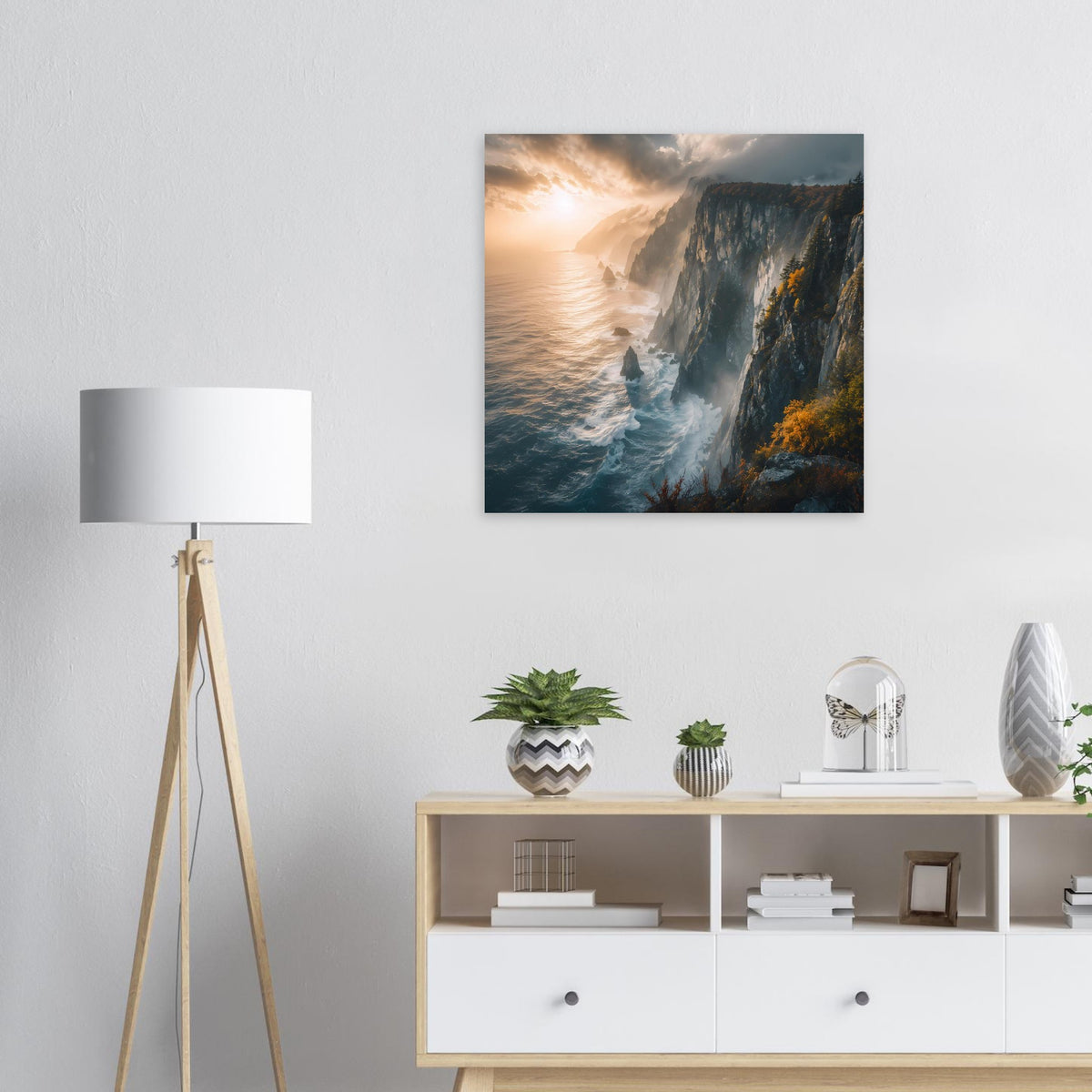Poster mit dramatischen Meeresklippen, Wasserwellen und goldenem Sonnenaufgang