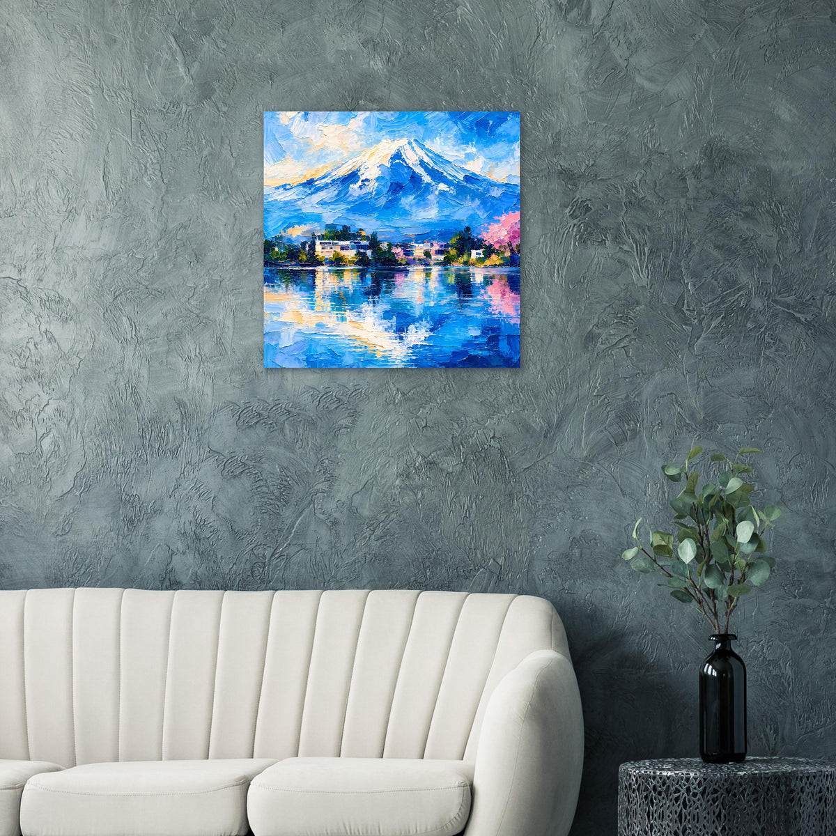 Quadratisches Poster mit blauem Gebirge, Häusern am Wasser und leuchtenden Wolken