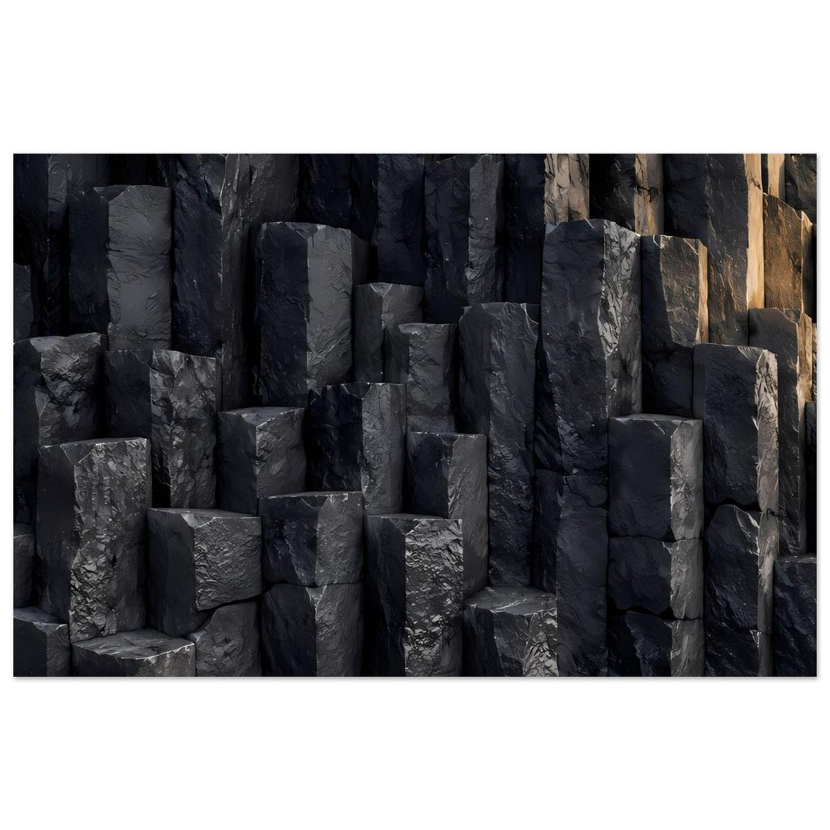 Naturposter mit dunkler Basaltwand aus Quadern, geometrische Felsstruktur, breite Ansicht ohne Boden