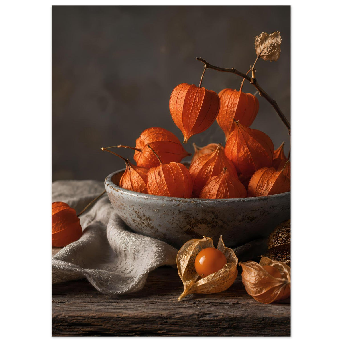 Hochformat-Poster mit grauer Schale und orangefarbenen Lampionblumen, Tuch darunter