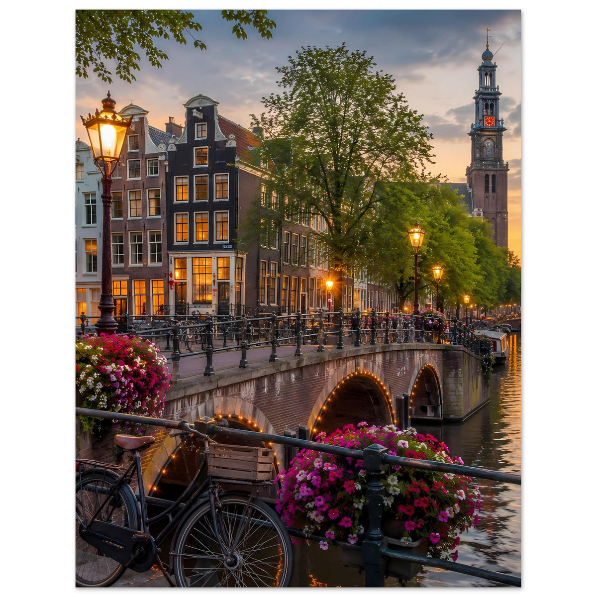Poster mit Amsterdamer Gracht bei Abendlicht, Brücke, Fahrräder und violette Blumen