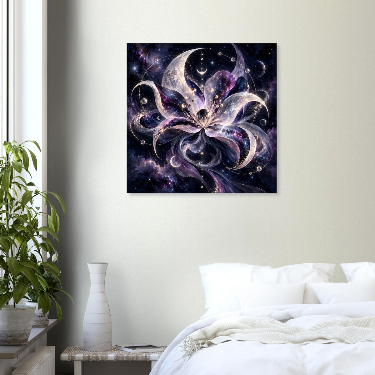 Quadratisches Poster mit galaktischem Blütenmotiv, violette und blaue Nebel, schwarzer Rahmen