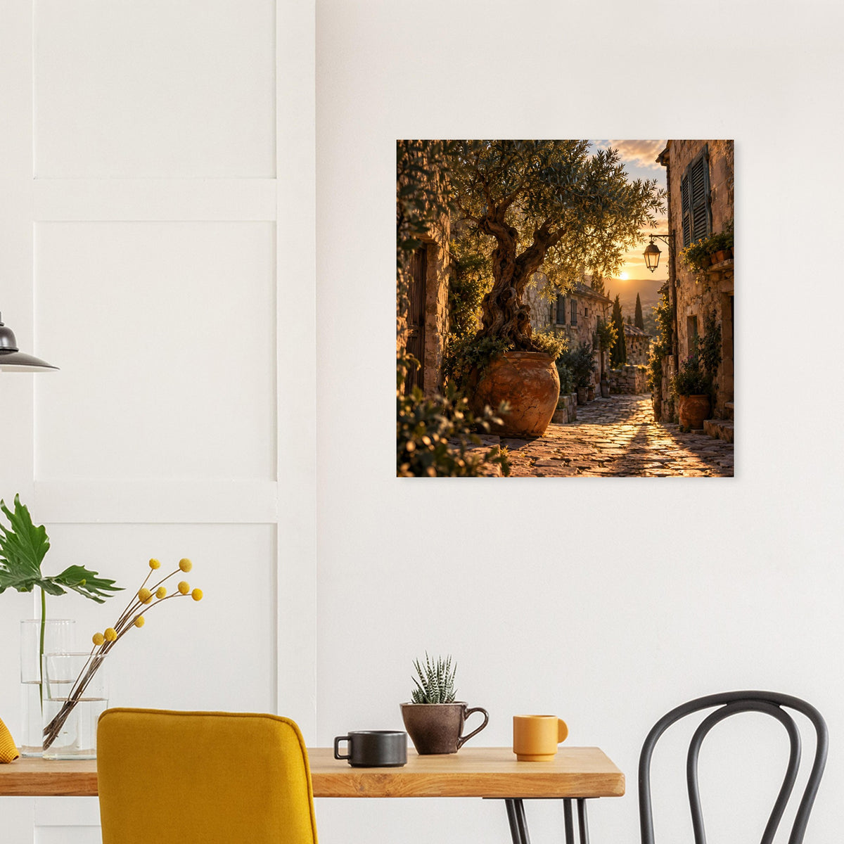 Quadratisches Poster: mediterrane Gasse und Tontopf im warmen Sonnenuntergang
