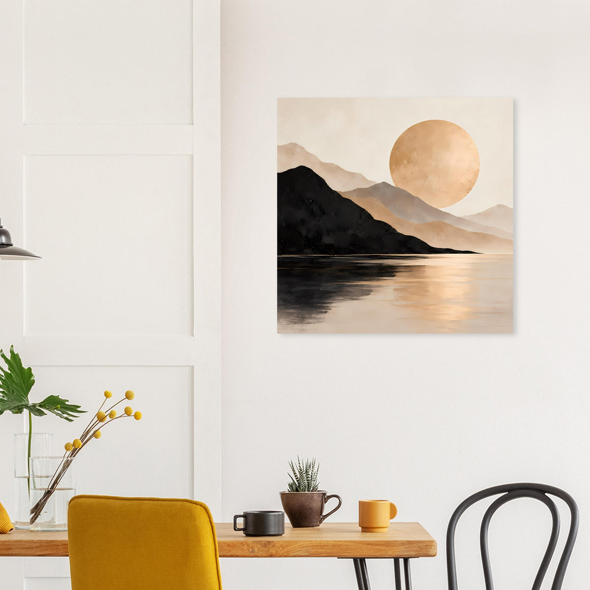 Quadratisches Poster: dunkle Berge, ruhiger See und große runde Sonne über dem Ufer