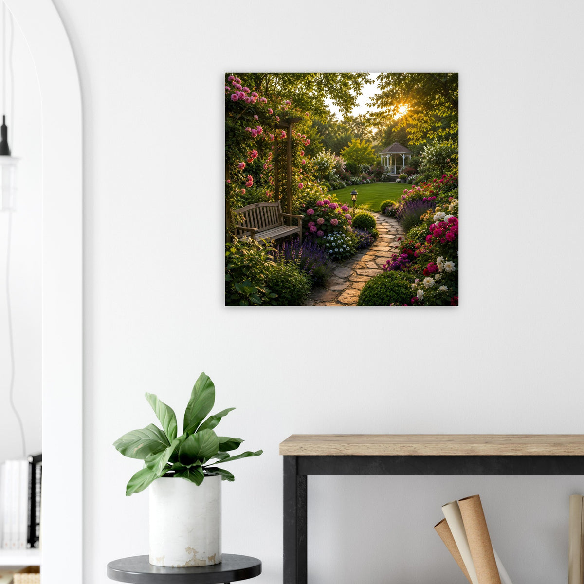 Quadratisches Poster mit Gartenweg und Rosenblüten, Bank im Blick, schwarze Umrandung
