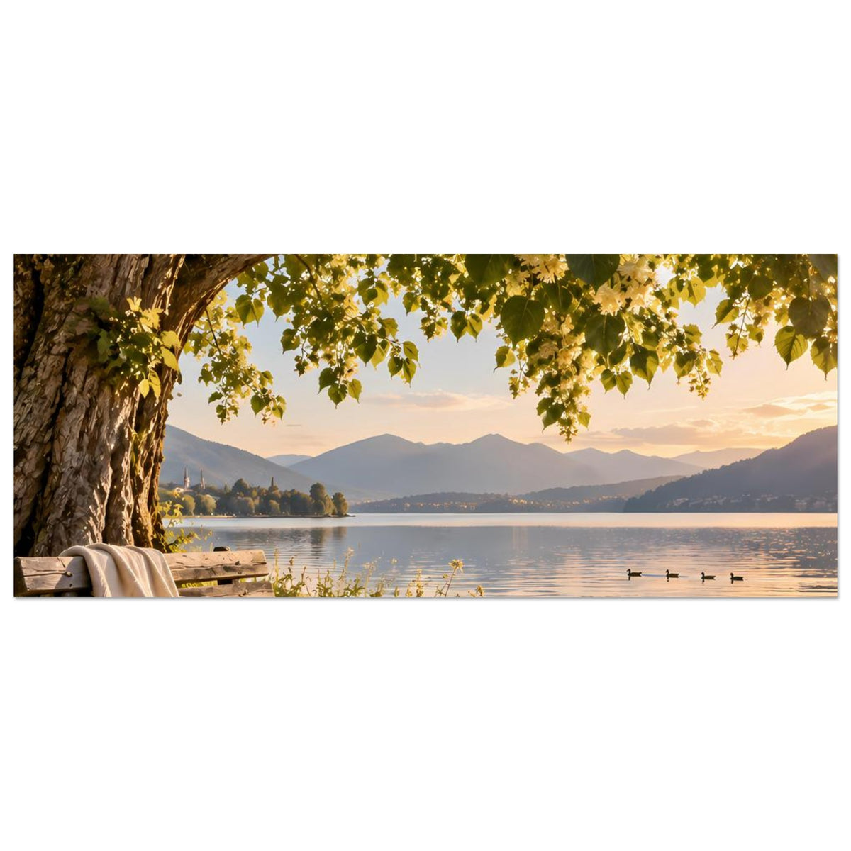 Panorama-Poster: Baum am Seeufer, Sitzbank mit Decke, ruhiges Wasser und ferne Berge