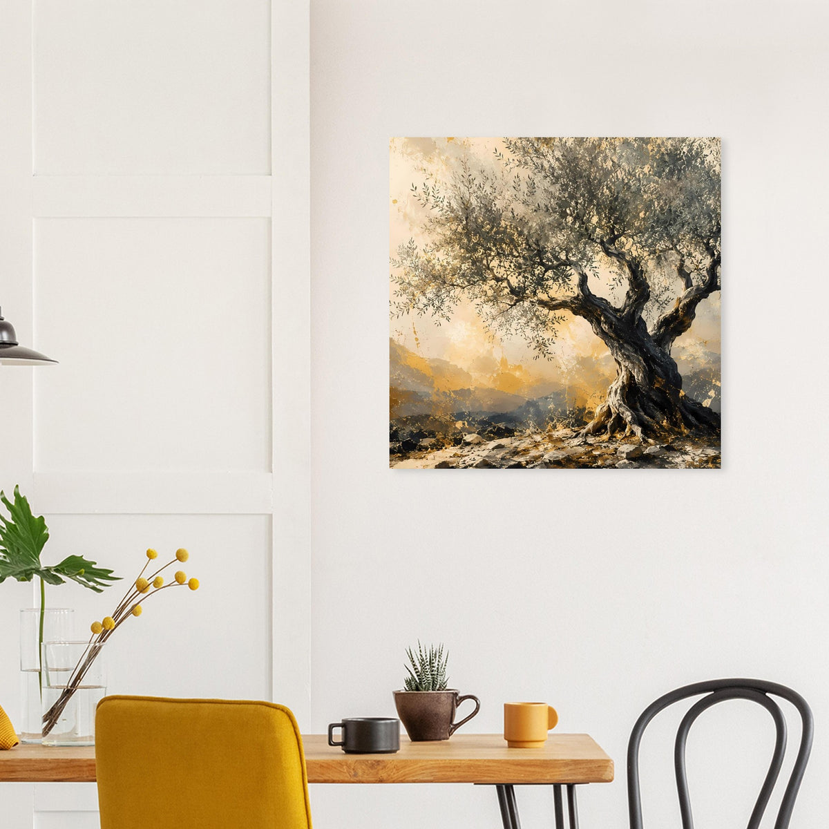 Olivenbaum-Poster an einer Wand: knorriger Baum mit goldbeigem Hintergrund