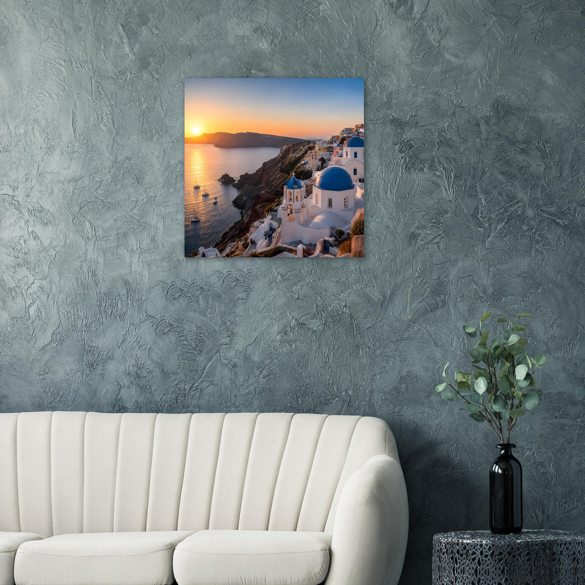 Poster mit Blick auf weißen Ort an der Klippe, blaue Kuppeln und ruhiges Meer im Abendlicht