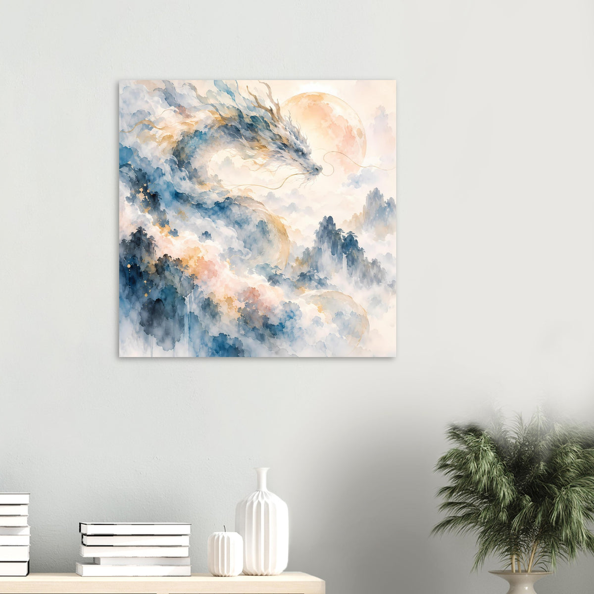 Quadratisches Aquarellposter mit Drachen über Bergnebel und Wolken, blau und pfirsichfarben