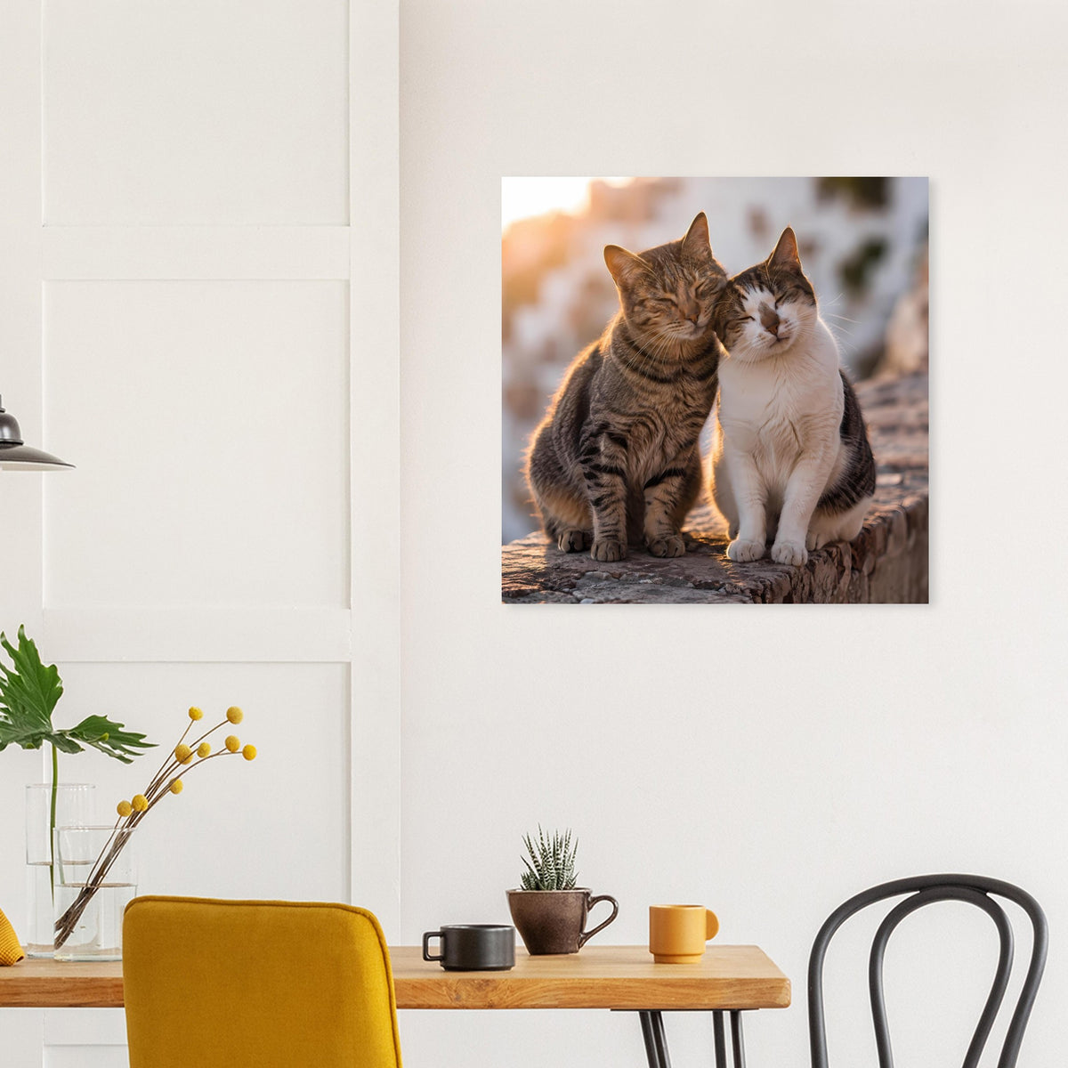 Poster mit zwei Katzen auf rauem Stein, braun gestreift und weiß