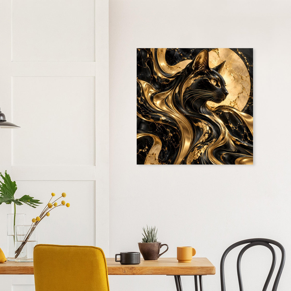 Quadratisches Poster mit Katzenkunst: schwarzer Kater mit goldenen Satinglanz-Wirbeln.