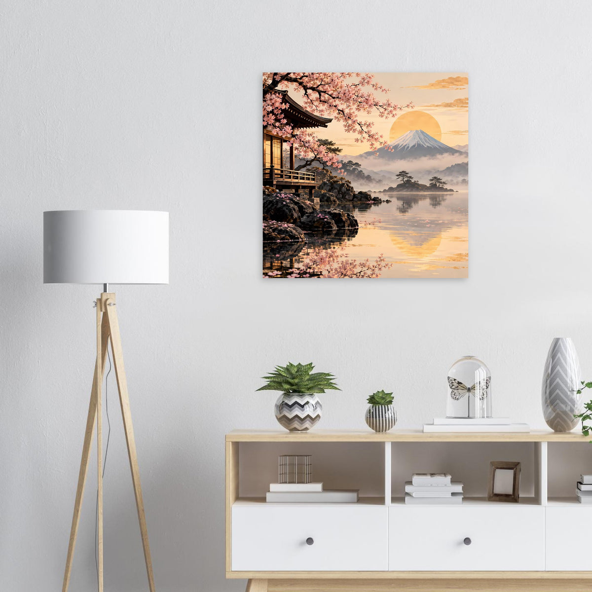 Gerahmtes quadratisches Poster: Kirschblütenallee, Tempel, Berg Fuji und Wasserspiegelung