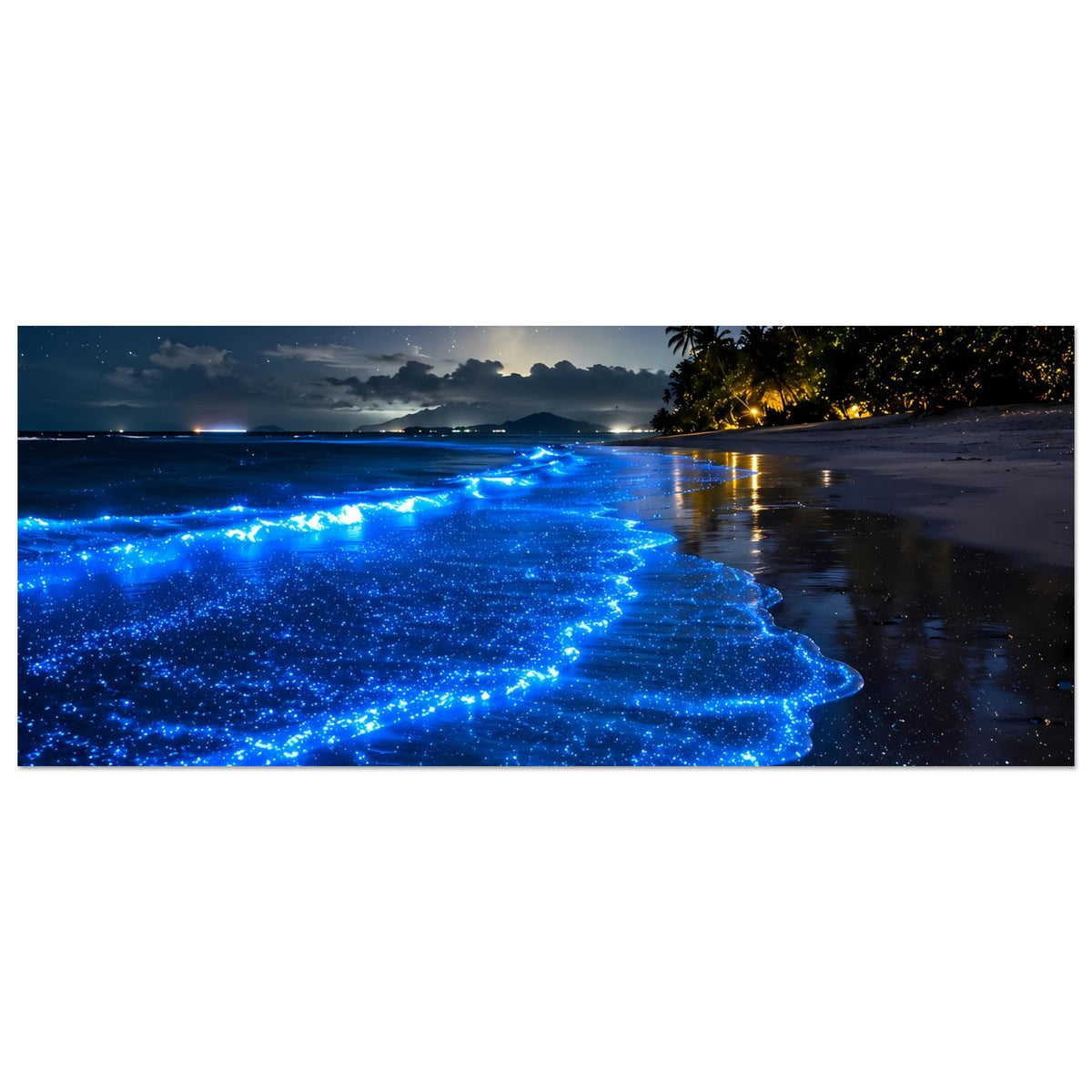 Poster mit leuchtenden blauen Meereswellen am tropischen Nachtstrand, horizontal