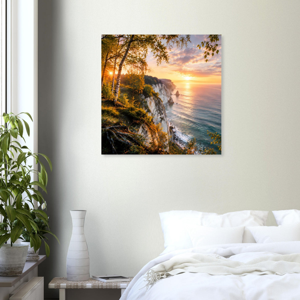 Wandposter mit Felsenküste im Sonnenuntergang, Wellen am Strand und Bäume