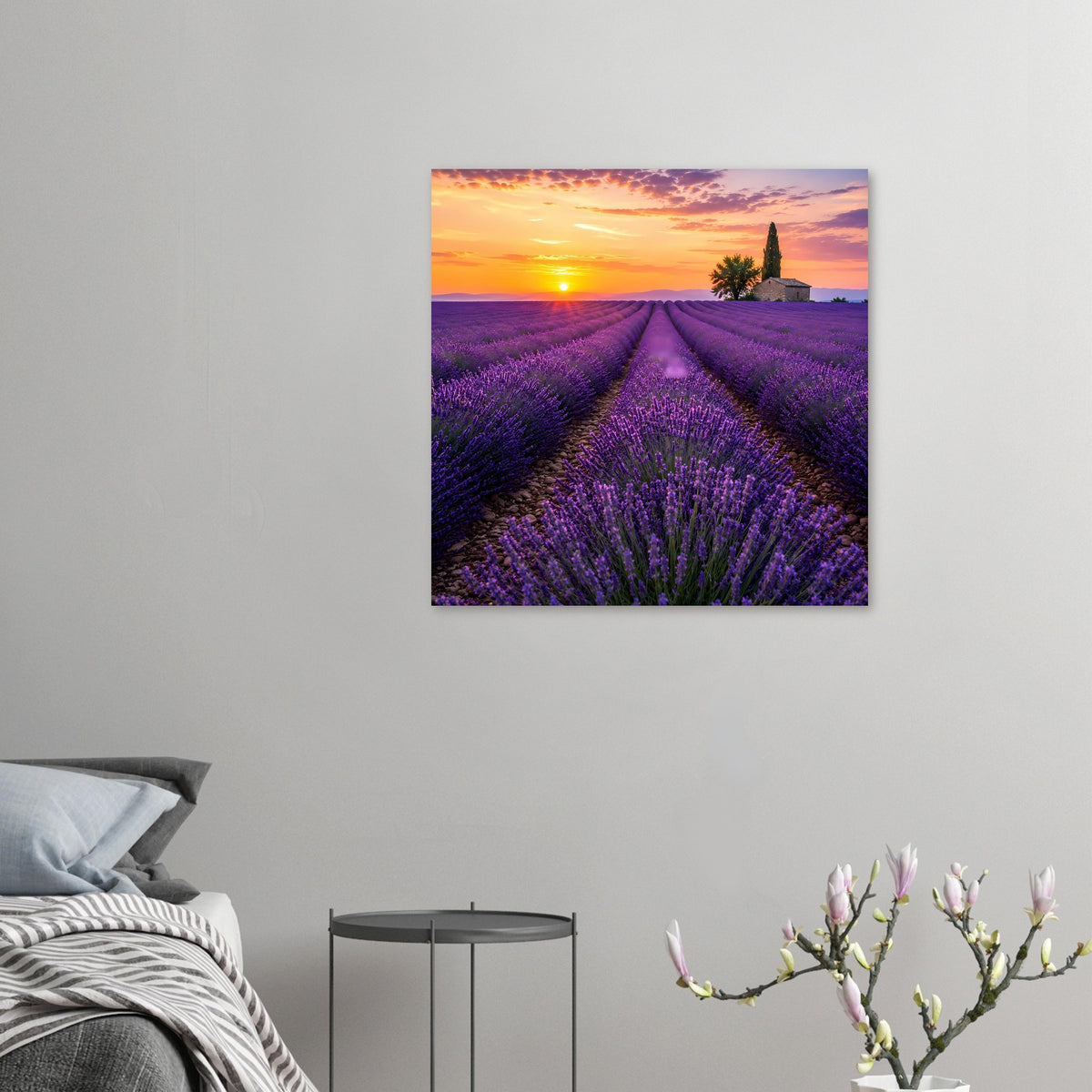 Kleines Lavendelfeld-Poster: violett blühende Reihen, Sonnenuntergang und Kapelle rechts