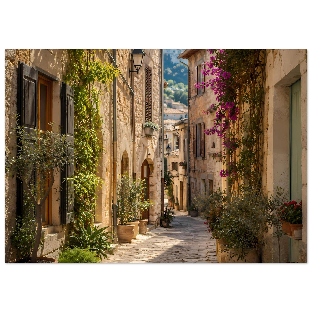 Mediterranes Poster: belebte Gasse mit Steinpflaster, Töpfen mit Grünpflanzen und lila Blüten
