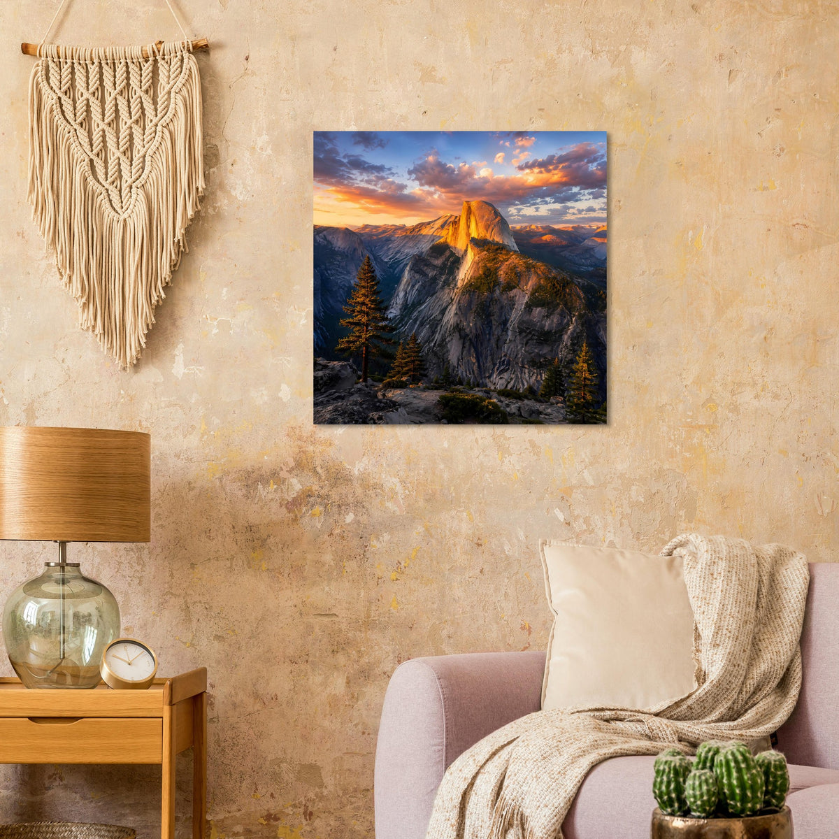 Quadratisches Poster mit Berglandschaft bei Sonnenuntergang, Felsgrat und Tannenspitzen