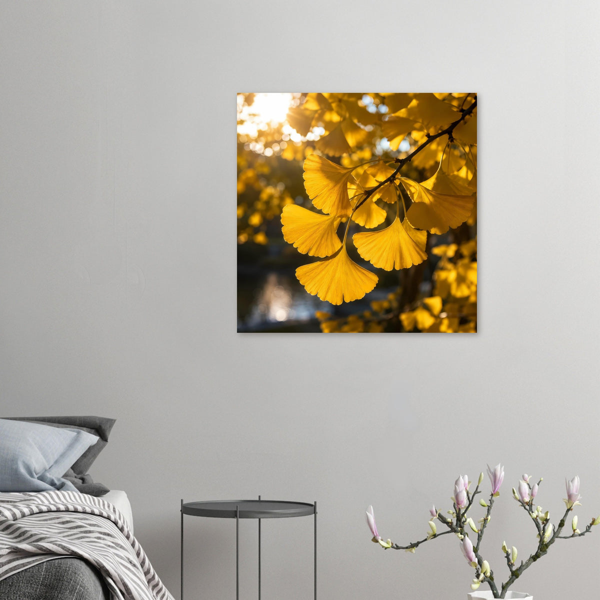 Rahmenposter mit gelben Ginkgoblättern an dunklem Ast, Gesamtansicht des Motivs.