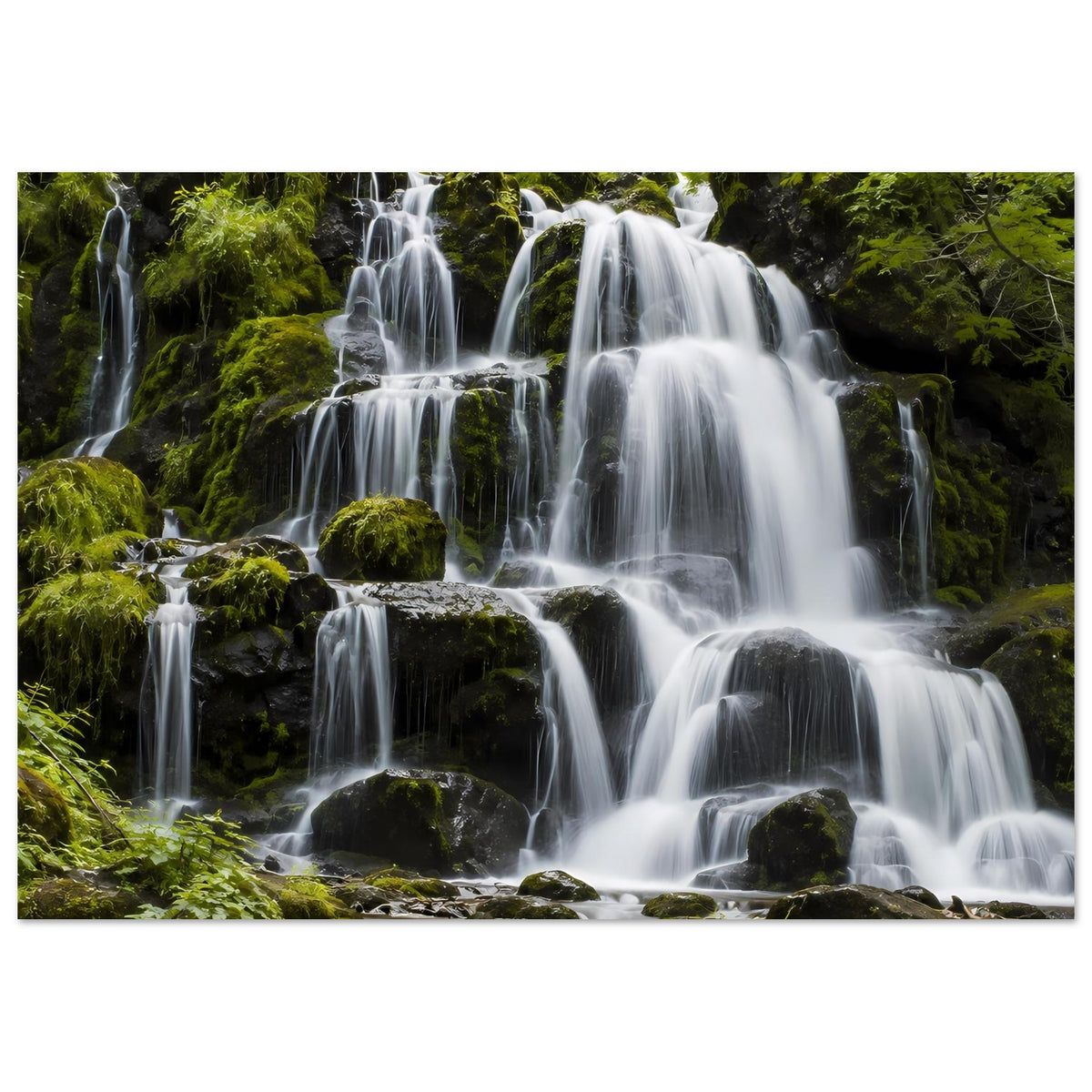 Wasserfall-Poster im Querformat: Kaskaden und Moos auf Steinen, dominanter Grünton