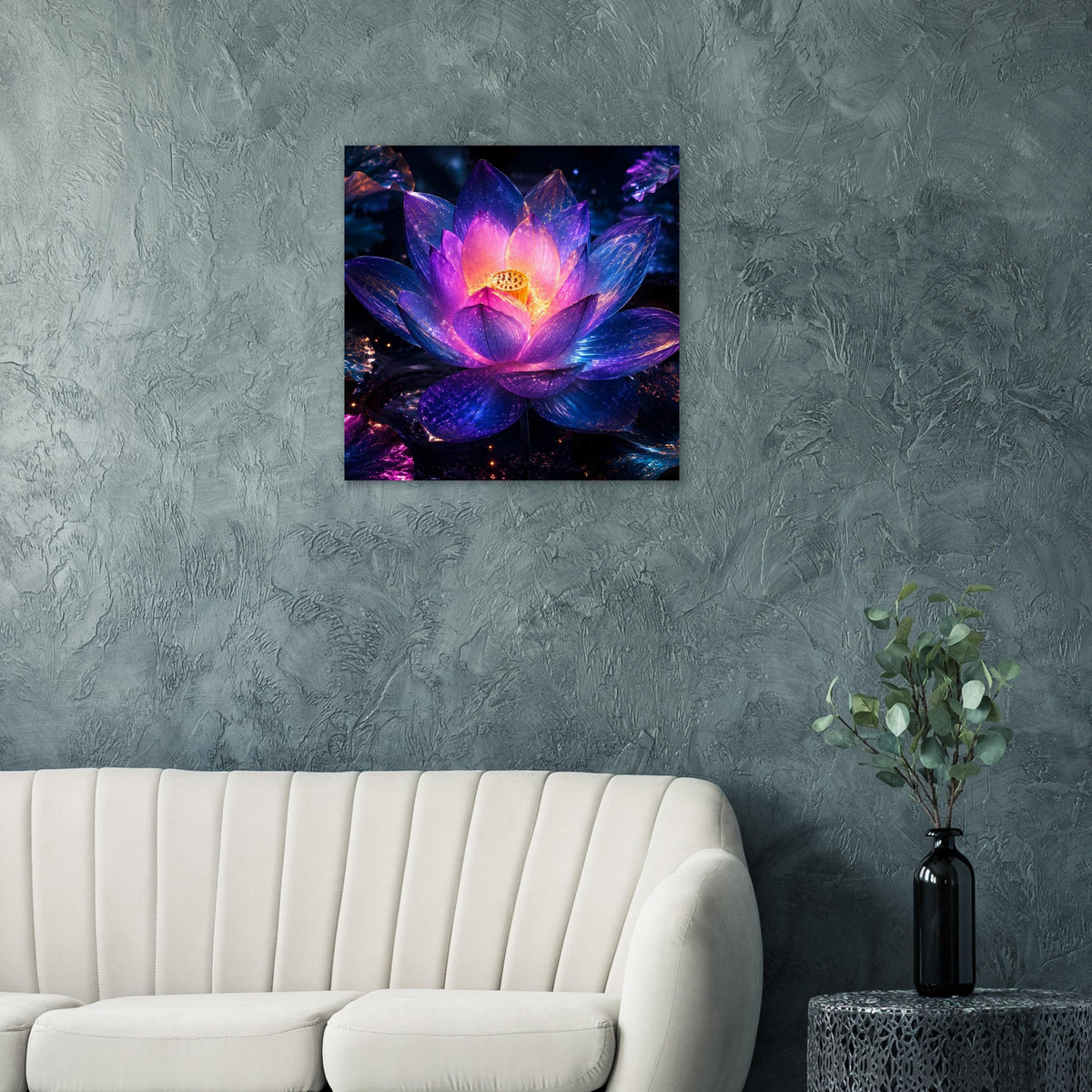 Quadratisches Poster mit leuchtender Lotusblume, violett-blau schimmernd, goldene Mitte