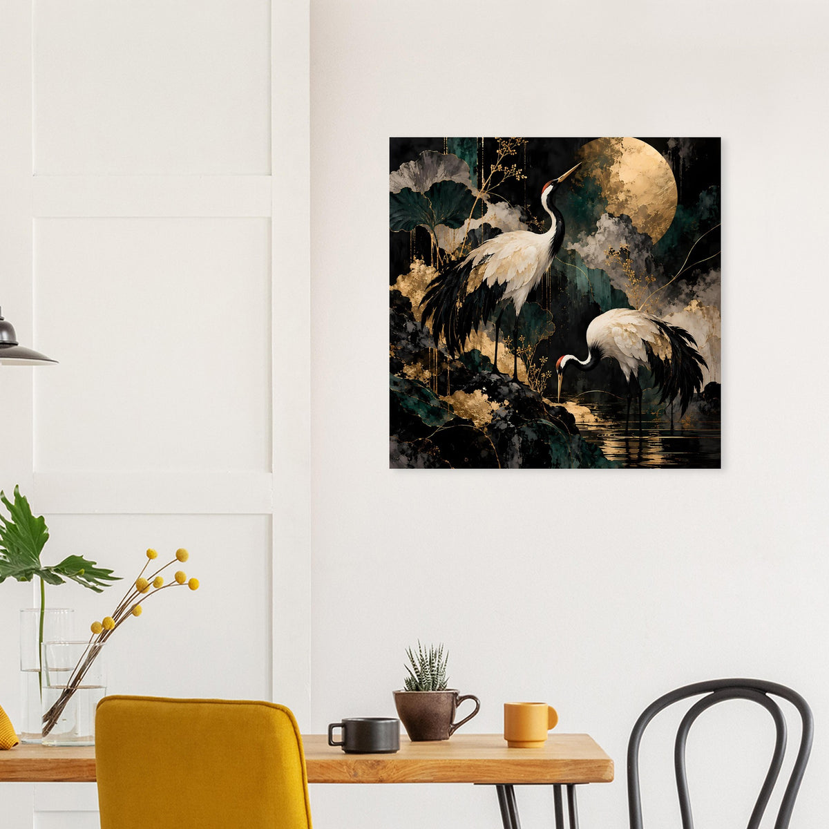 Kunstposter mit Kranichen und goldenem Mond, auf hellen Wandflächen