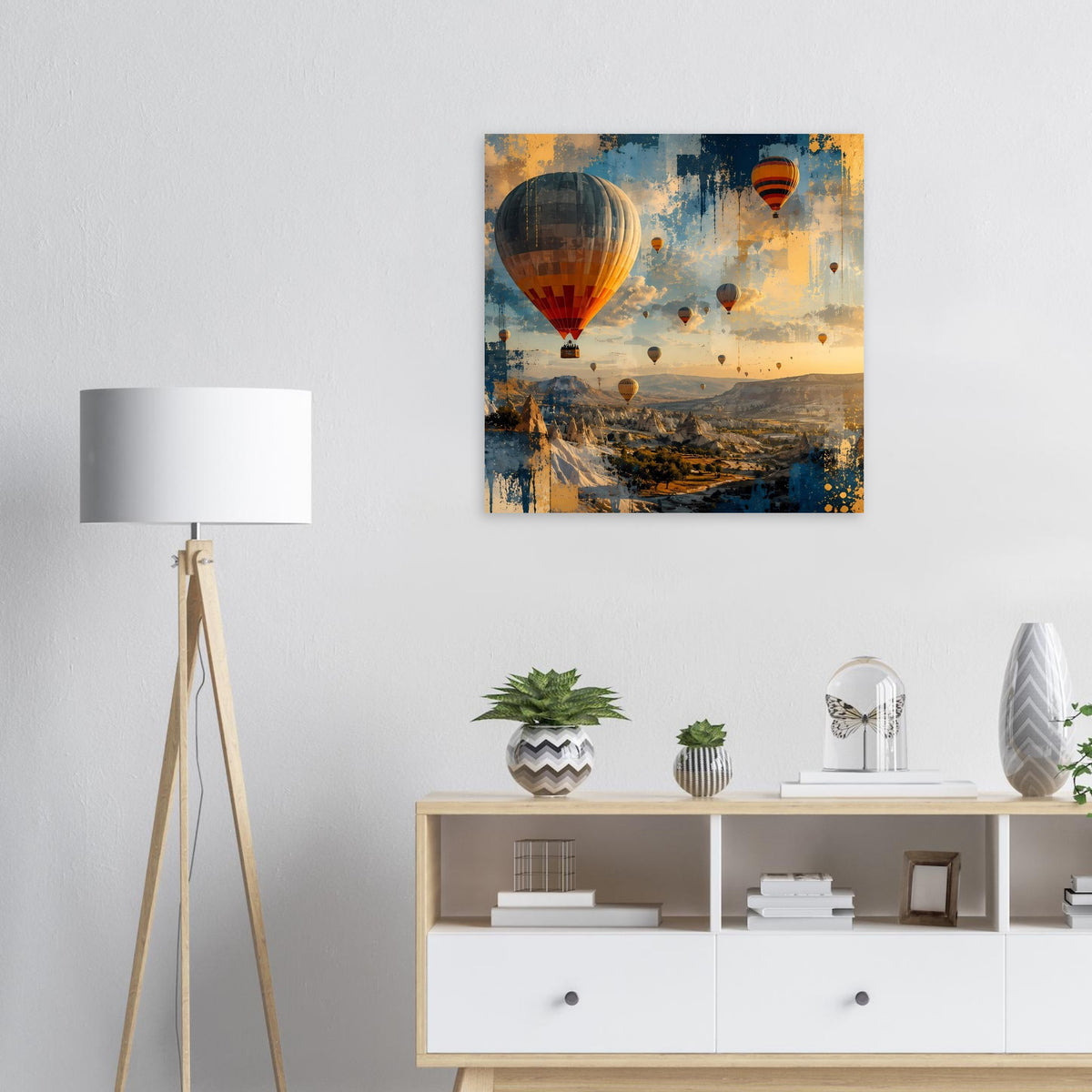 Gerahmtes Landschaftsposter mit Heißluftballons, goldener Himmel über Hügeln