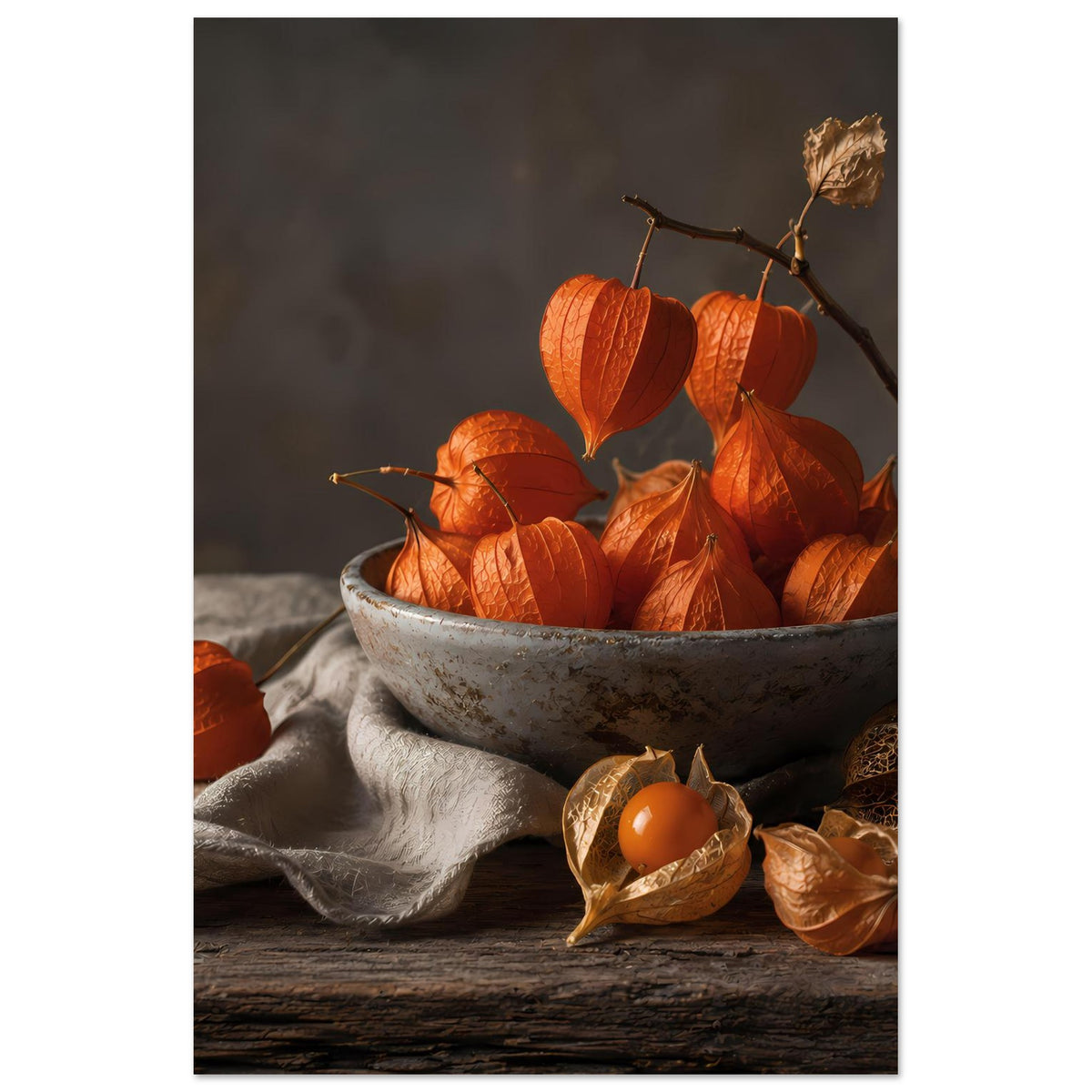 Herbstliches Poster: graue Schale mit orange Lampionfrüchten, Astzweig und Tuch