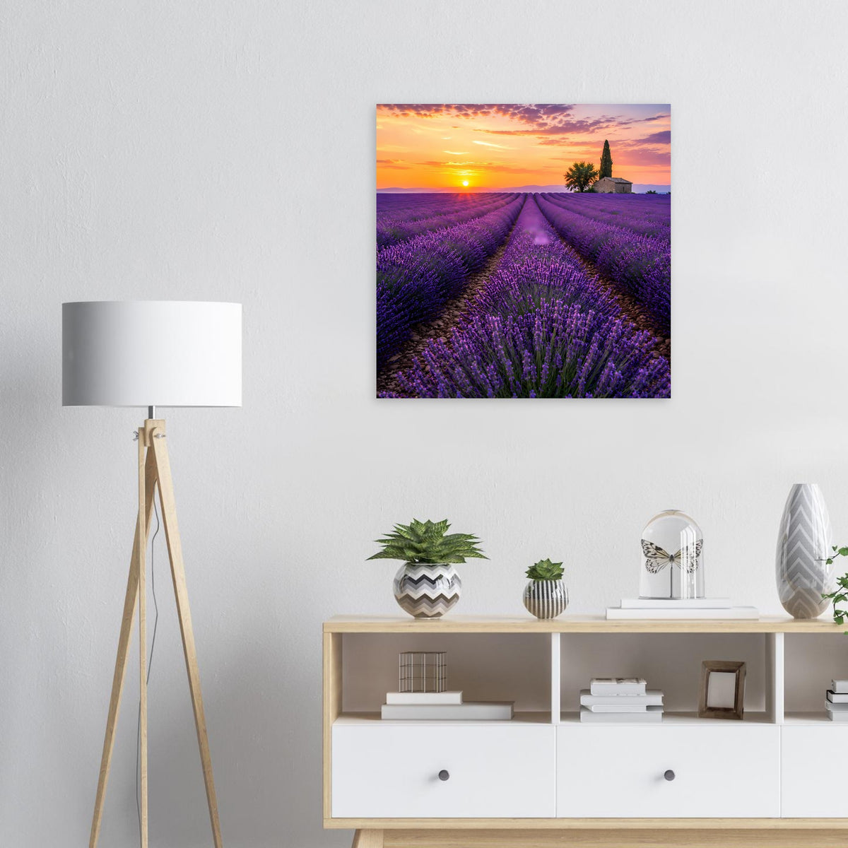 Quadratisches Poster: Lavendelfeld mit violettem Weg und kleinem Kirchturm im Sonnenlicht