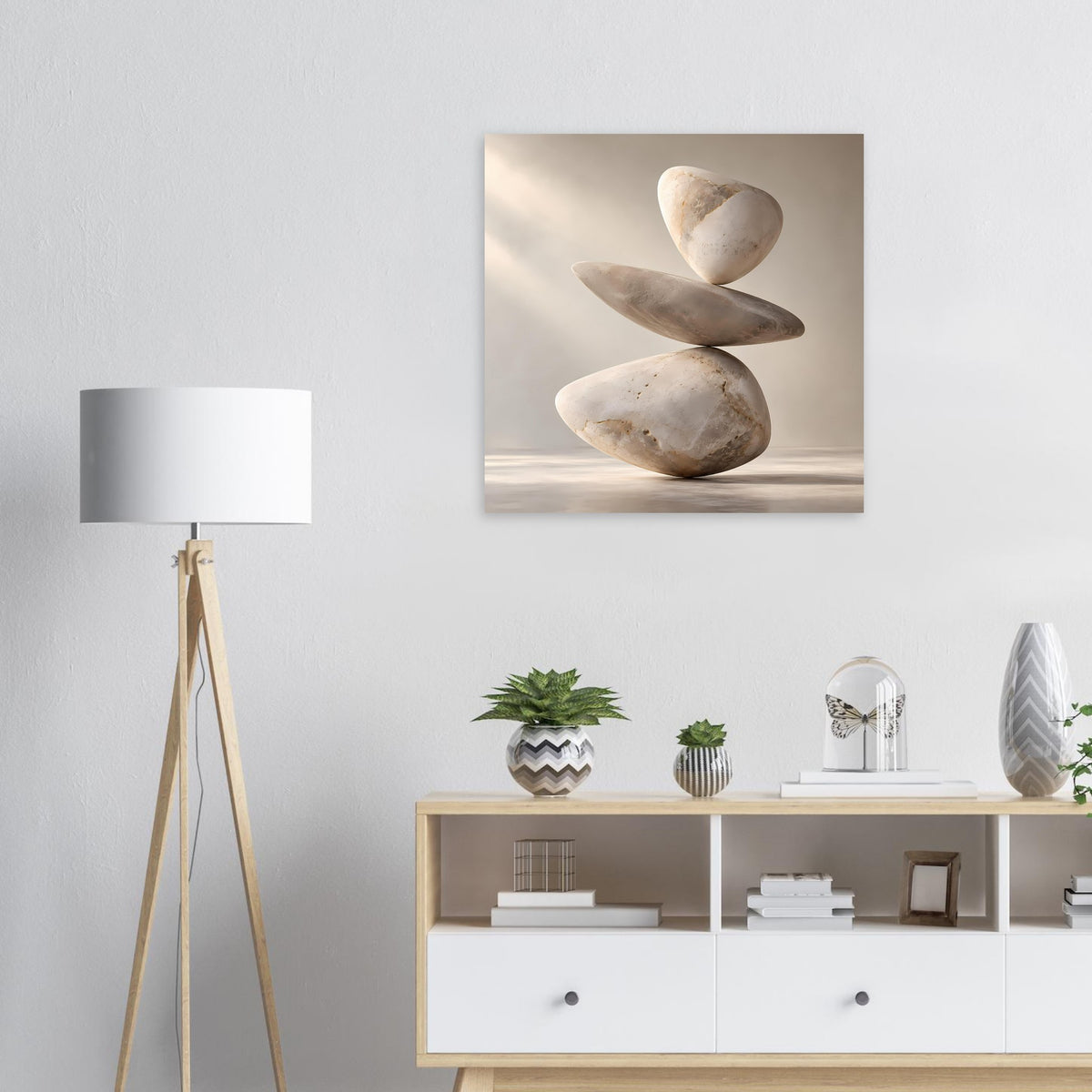 Quadratischer Kunstdruck mit abstraktem Stapel dreier Steine in Beige und Grau