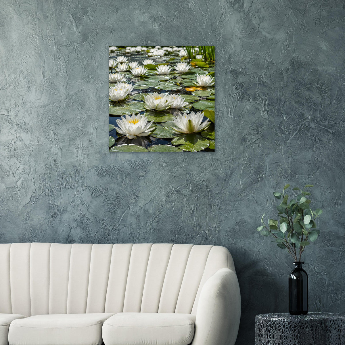 Quadratisches Poster mit weißen Seerosen auf grünem Wasser und üppiger Blattmasse
