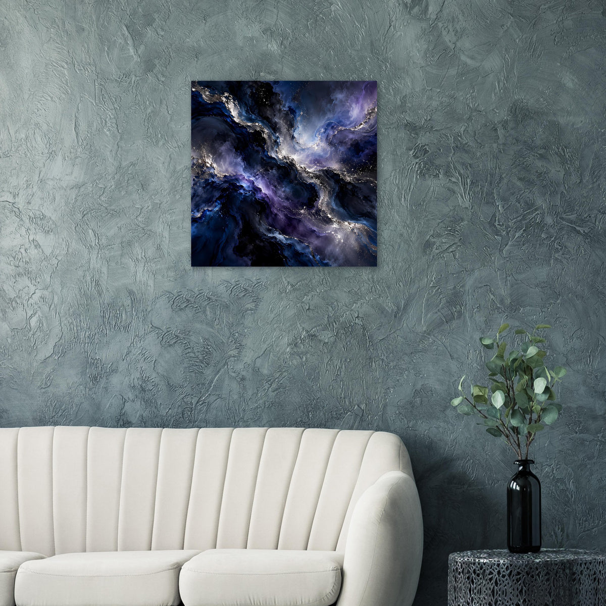 Quadratisches Weltraum-Poster mit violettblauen Nebeln und silbernen Lichtspuren.