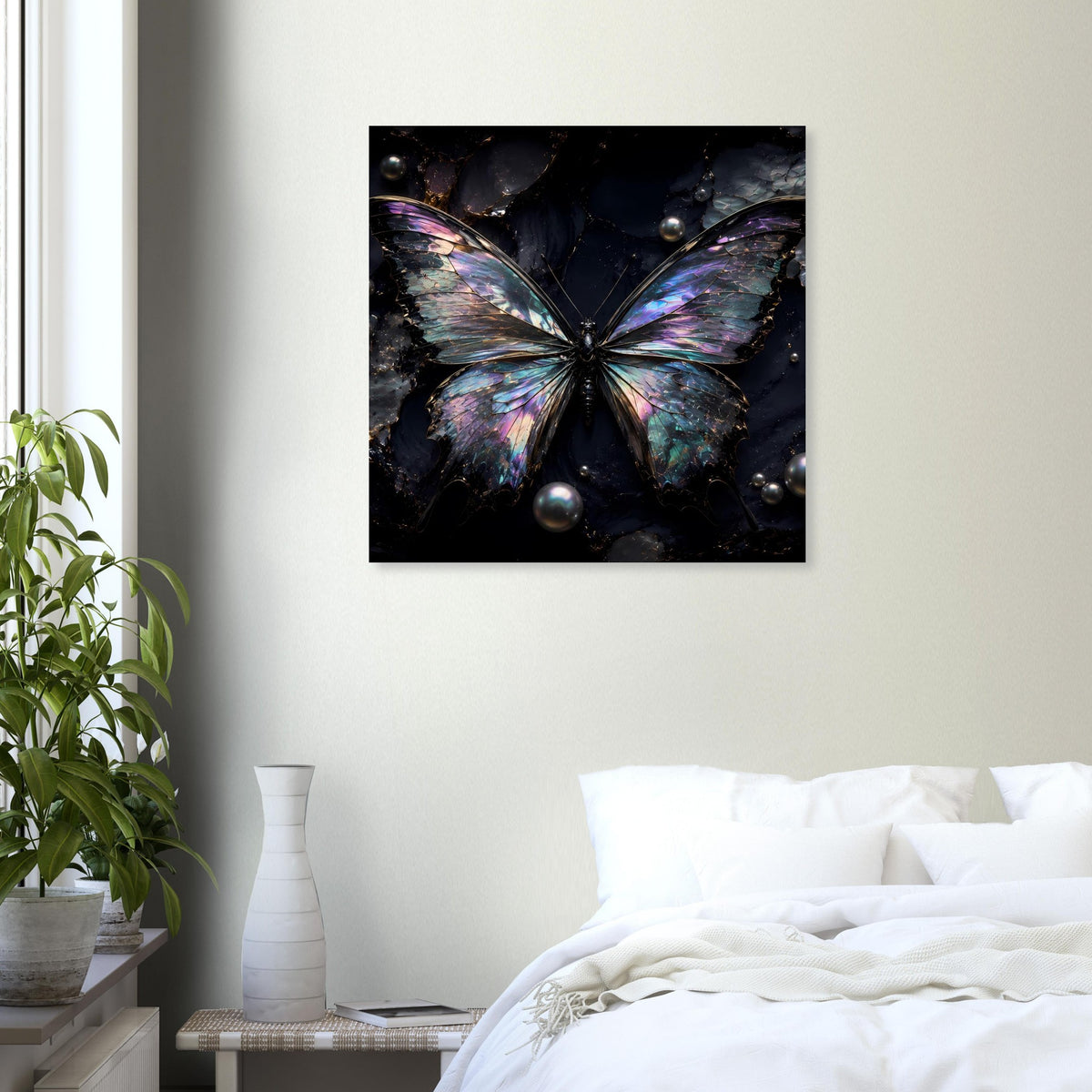 Quadratisches Poster mit zentralem Schmetterling in Blau und Lila auf dunklem Grund
