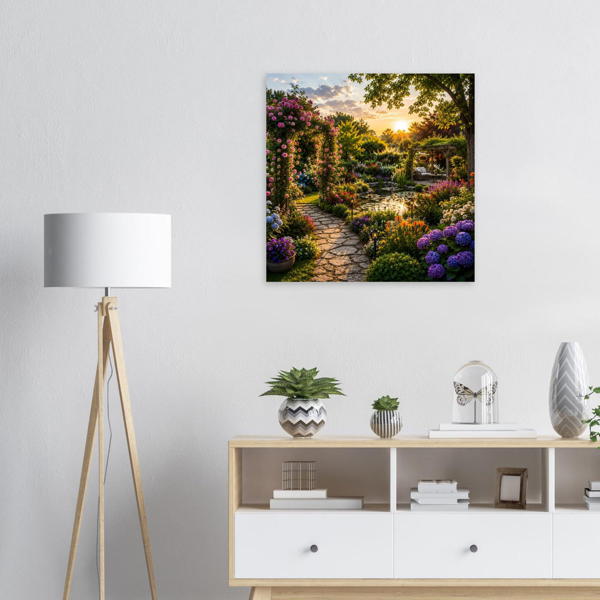 Quadratisches Gartenposter mit Blumenweg und Sonnenuntergang