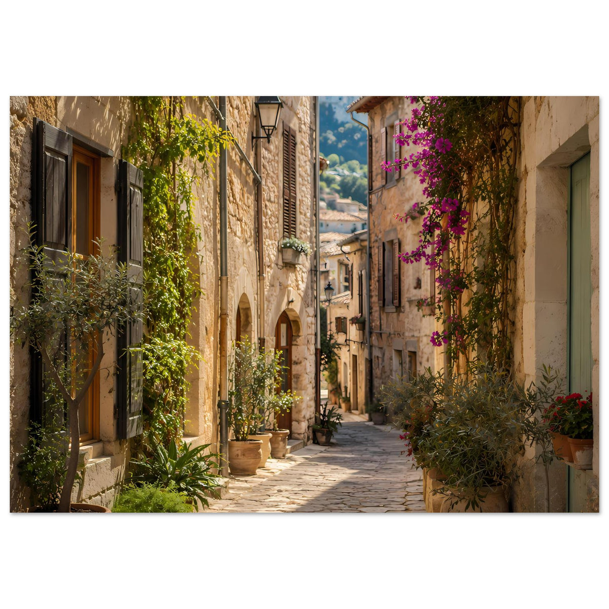 Kunstposter im Querformat: mediterrane Straße mit Töpfen, Fassaden und lila Blüten