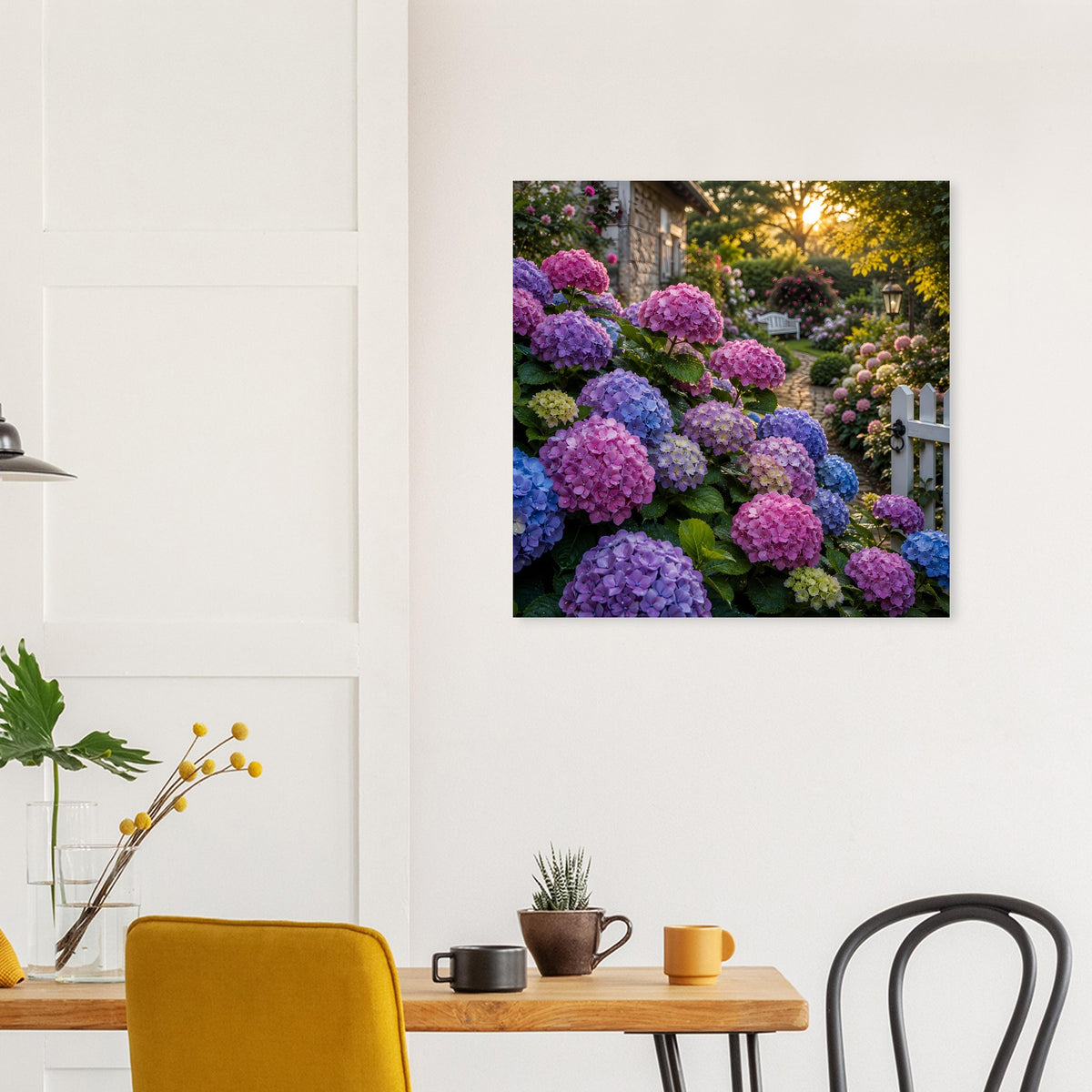 Quadratisches Poster: Hortensien in Lila und Blau mit warmem Licht im Gartenweg.
