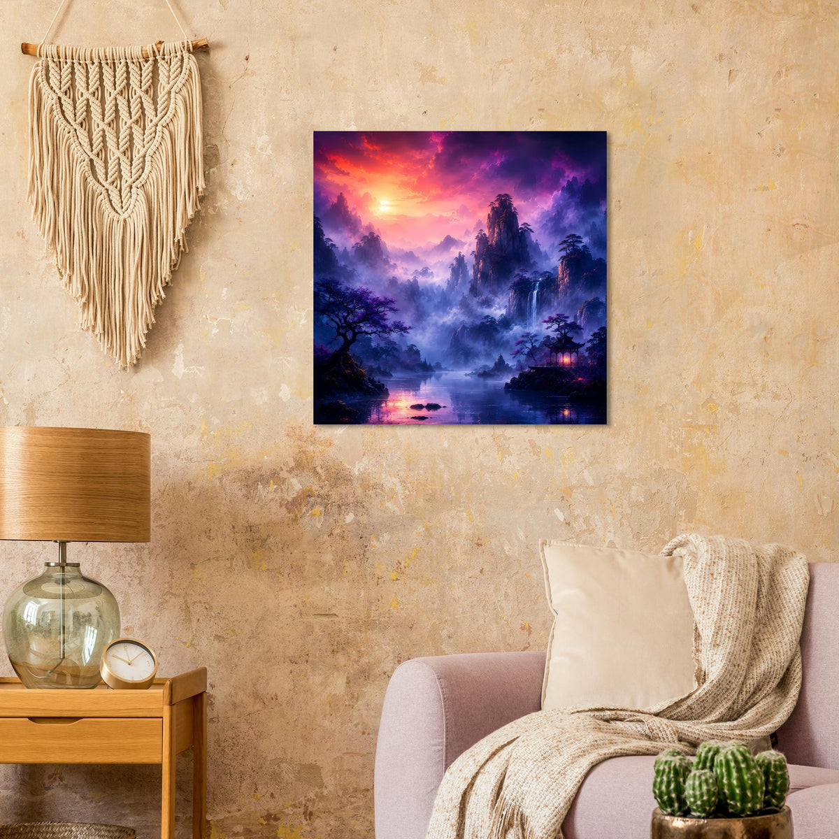 Fantasy-Poster im schwarzen Rand: neblige Berge, leuchtender Ausblick am See und Lila