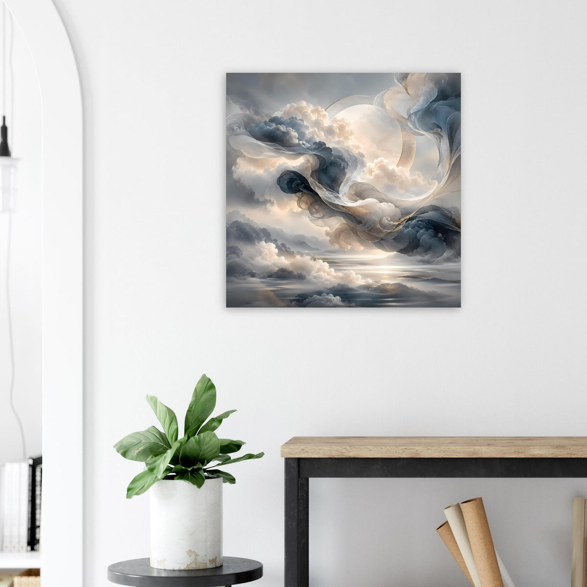 Wolkenbild im quadratischen Rahmen: graublaue Rauchwolken und Sonnenlicht im Zentrum